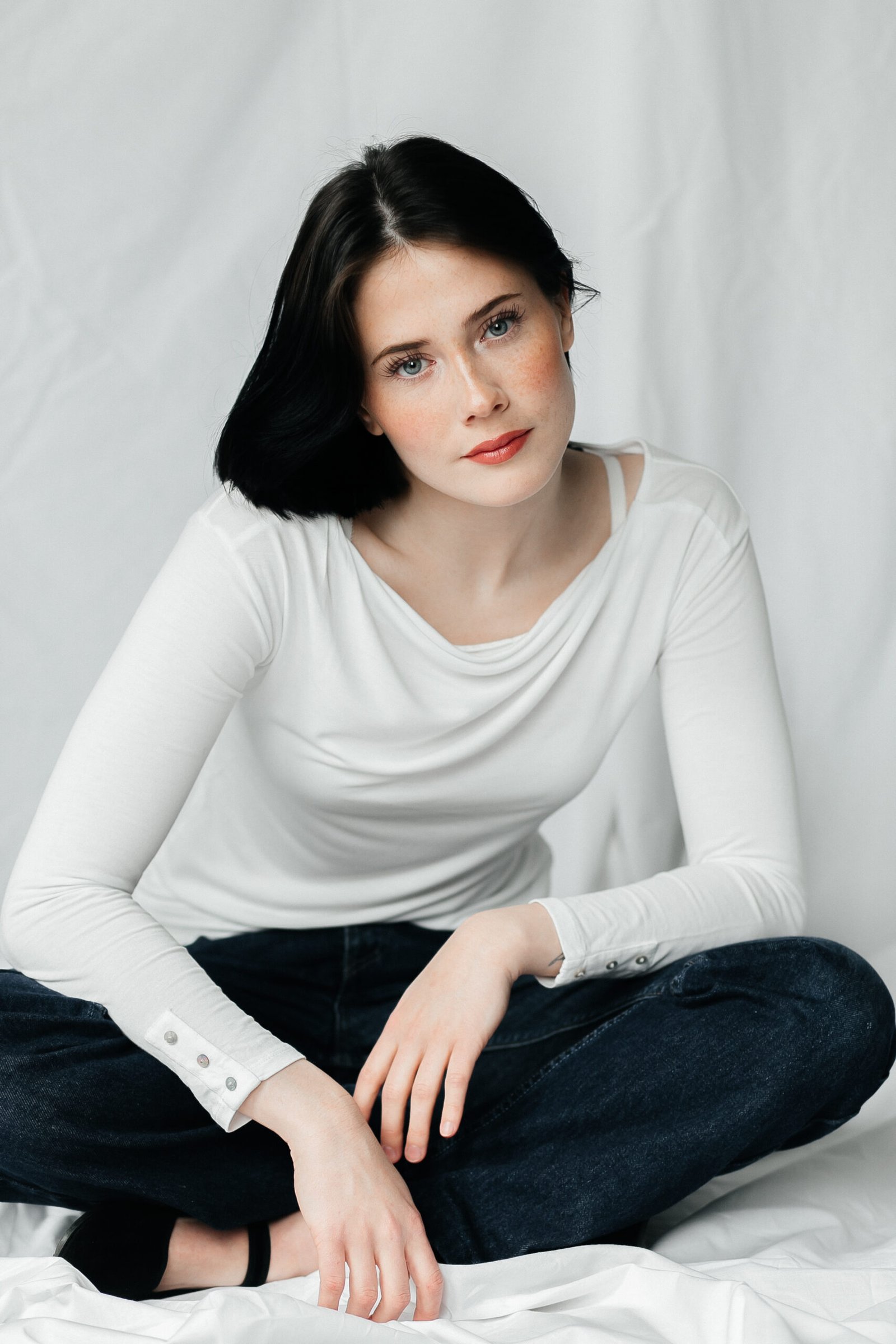 Portrait in neutraler Kleidung als Outfit-Guide Motiv