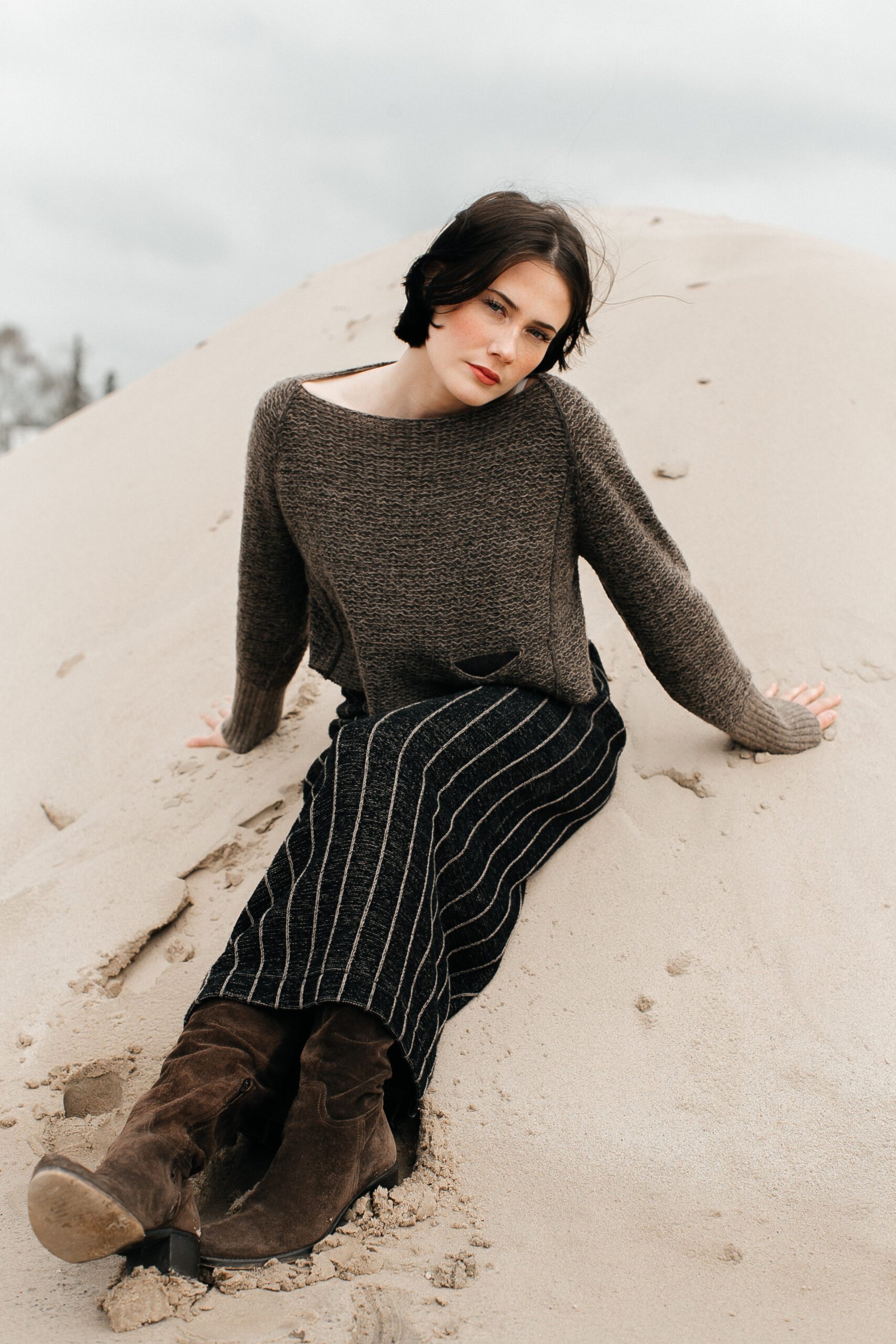 Portrait in neutraler Kleidung als Outfit-Guide Motiv