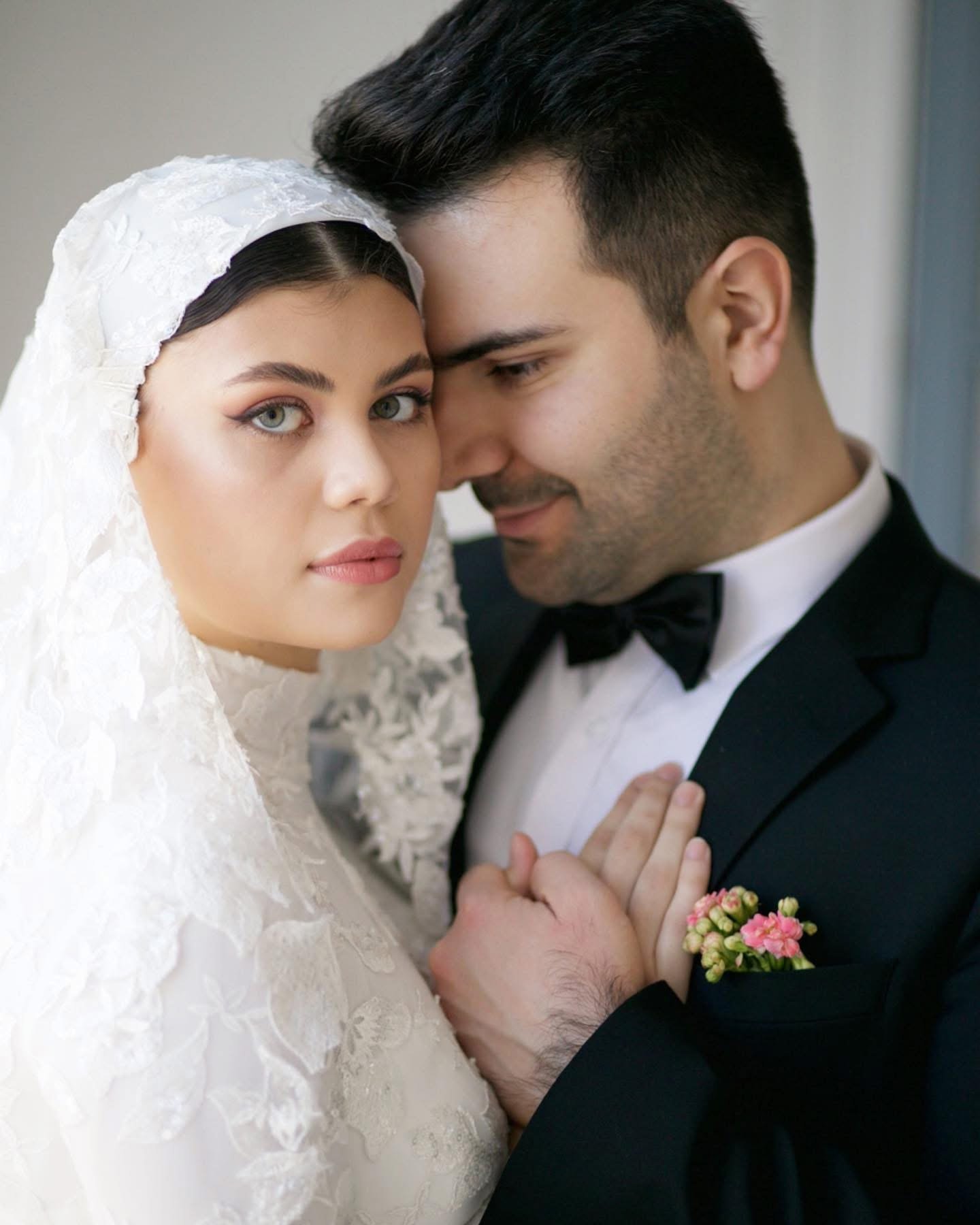 Nahes Hochzeitsmoment mit Brautpaar