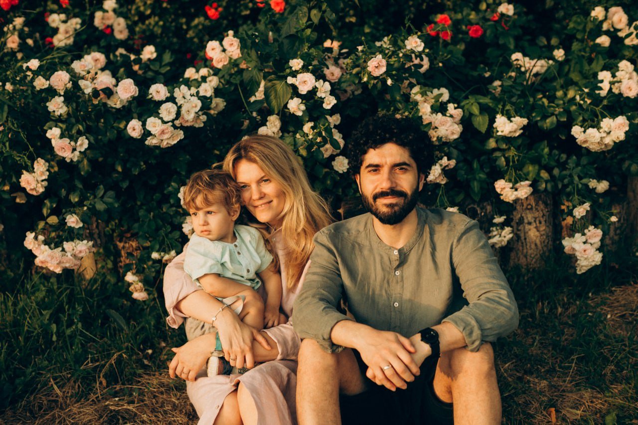 Familie mit Kind im Grünen