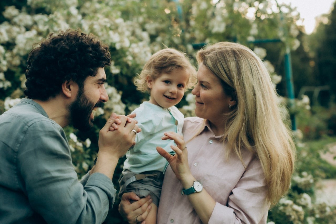 Natürliche Familienfotografie mit Eltern und Kind in NRW